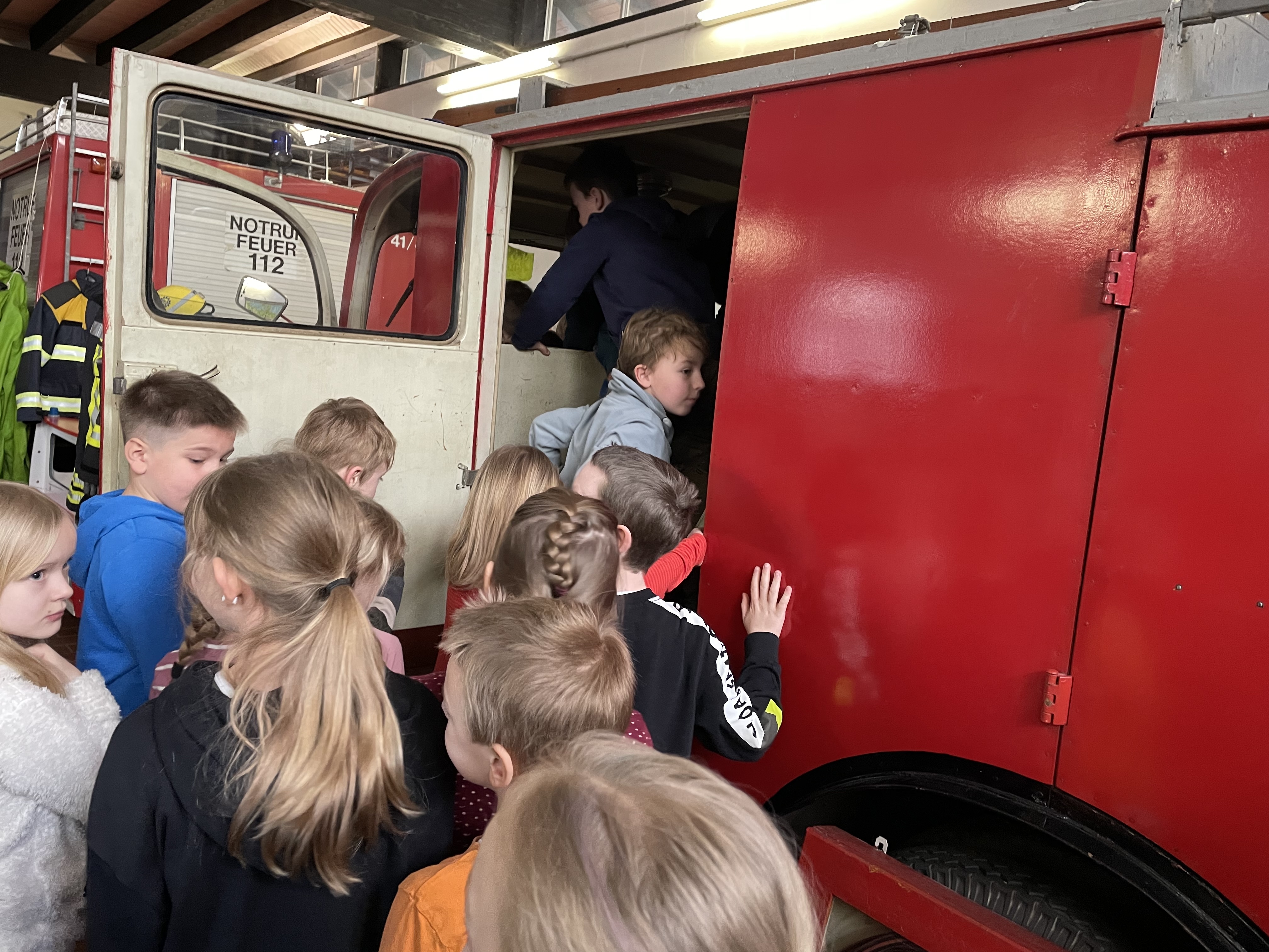 Im Rahmen einer Führung durch das Feuerwehrmuseum darf auch ein Blick in die Fahrzeuge geworfen werden. 